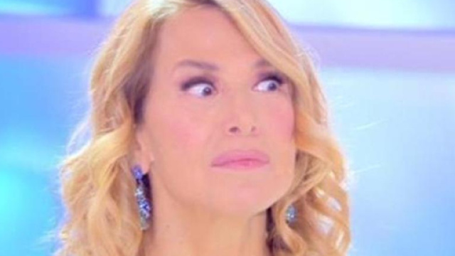 Barbara D'Urso, uomo mascherato fa irruzione in studio a ... - leggo.it