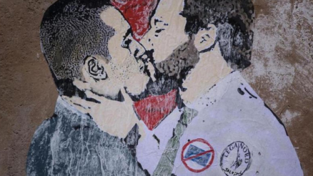 Il bacio Di Maio-Salvini, il murales