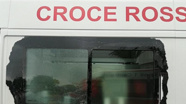 Il finestrino dell'ambulanza colpita da un palo metallico a Napoli: nessun assalto, si &egrave; trattato di un incidente.