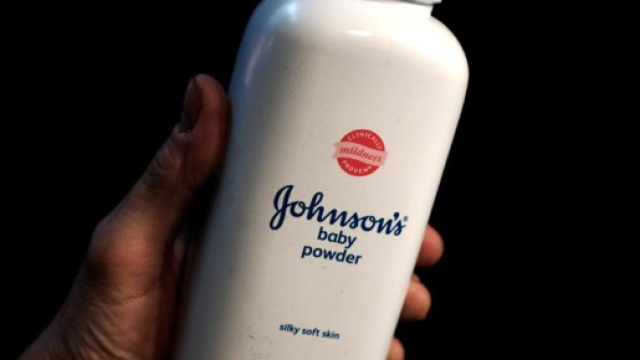 Talco Johnson cancerogeno: azienda condannata a pagare una consumatrice