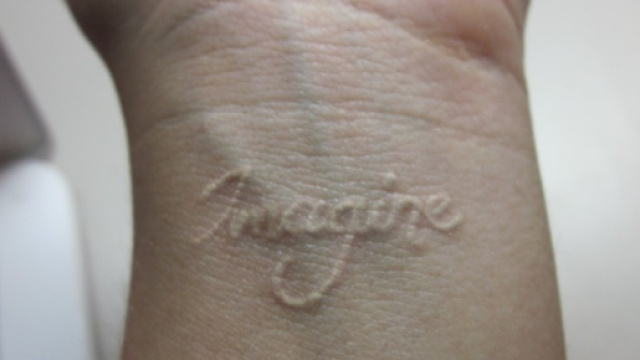 White ink tattoos: la sensualit&agrave; dei tatuaggi bianchi - Glamour.it - glamour.it