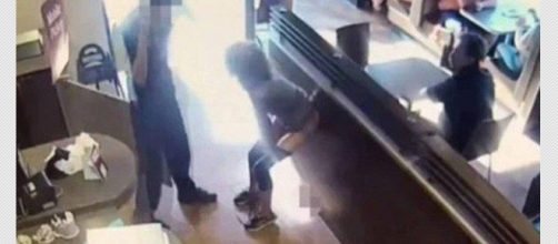 Jovem &eacute; flagrada defecando em bar