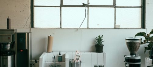 Updated paper towel and toilet paper dispensers are a great household hack (Image via Coffee/Pixabay).