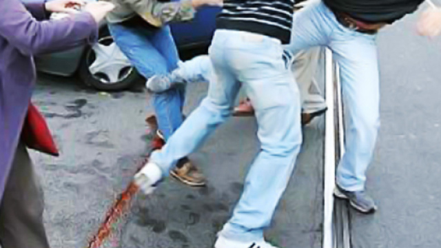 Giovane donna picchiata e derubata dal branco.