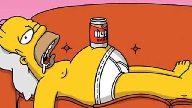 In alto, immagine di Homer, personaggio dei Simpson, in stato di ubriachezza