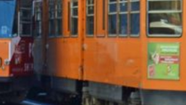 Un fattorino ha perso una gamba a Milano: dopo essere caduto dallo scooter, sarebbe finito sotto un tram a causa delle buche.