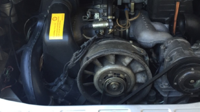 Auto rumorosa, apre cofano e fa straordinaria scoperta