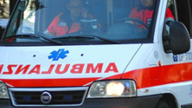 Dopo avere assistito al matrimonio della figlia, entrambi i genitori perdono la vita in un tragico incidente stradale