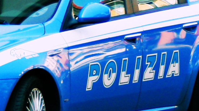 La donna &egrave; stata salvata dall'intervento della Polizia.