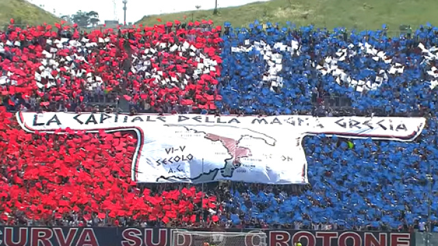 Tifosi del Crotone allo stadio 'Ezio Scida'