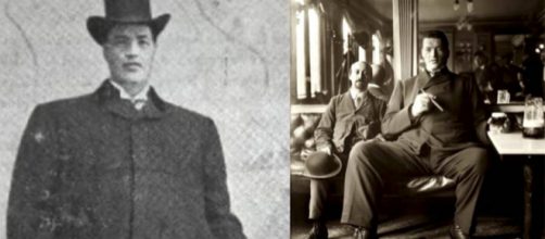 Adam Rainer ao lado de um homem de tamanho m&eacute;dio.