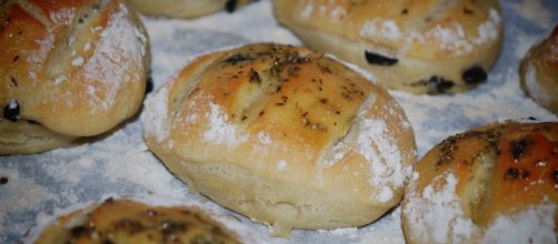Pan con aceitunas y cebolla ,aperitivo o acompa&ntilde;ante