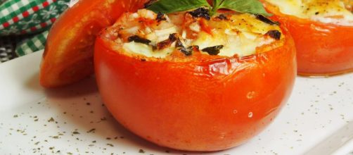 Tomates rellenos de mozzarella y albahaca
