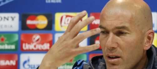 Zidane podr&iacute;a ver a Benzema salir del club merengue