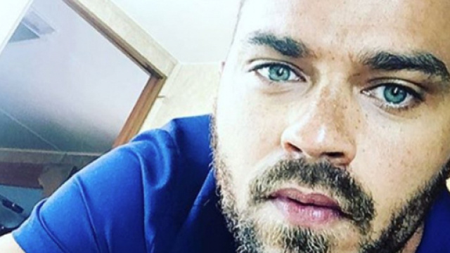 Jesse Williams difende la collega Kelly McCreary