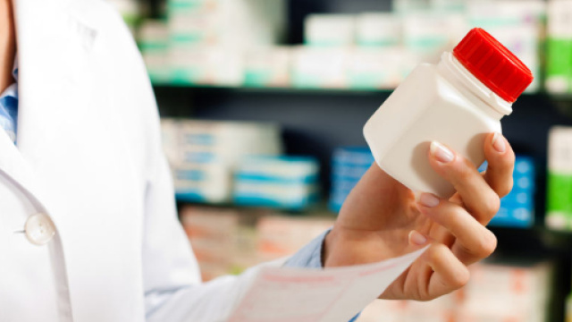 Birra nel distributore automatico di una farmacia di Napoli.