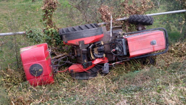 Calabria, trattore si ribalta: ferito 35enne
