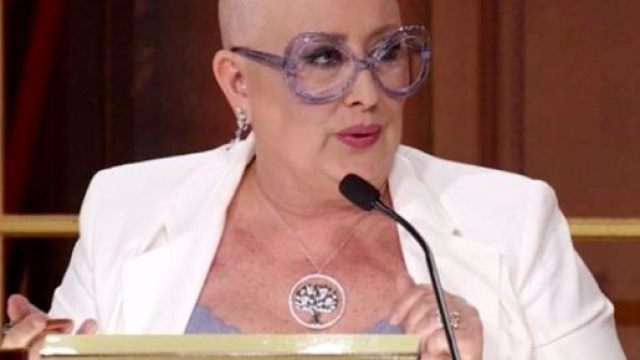 Carolyn Smith si &egrave; presentata senza capelli a Ballando con le Stelle