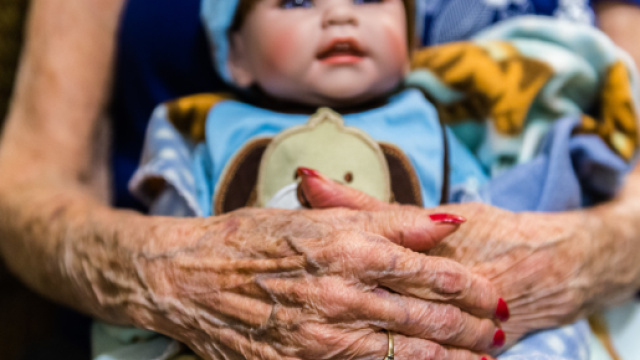 La terapia delle bambole contro le demenze senili