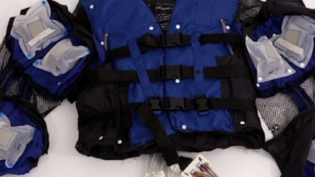 Il primo giubbotto che difende dallo 'stritolamento' dei serpenti.