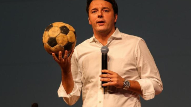 Renzi: giocate pure se volete, ma il pallone ce l'ho io
