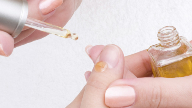 Si strappa la pellicina e rischia di morire: attenzione ai pericoli di questo gesto