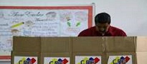 Las elecciones presidenciales en Venezuela se llevan a cabo a pesar de las dura cr&iacute;ticas internacionales