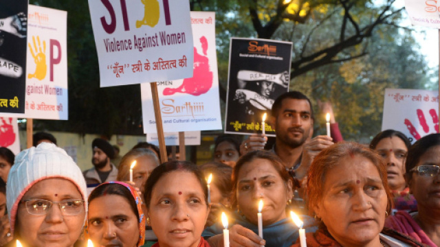 India, operaio stupra figlia di 13 anni