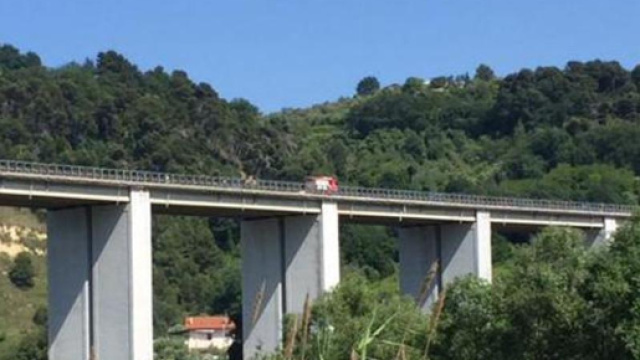 Lancia la figlia dal viadotto e poi si suicida