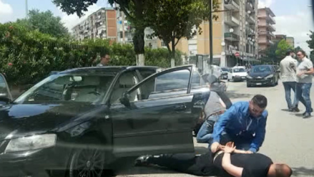 Acerra, arrestata banda di rapinatori: lo spettacolare video dell'arresto