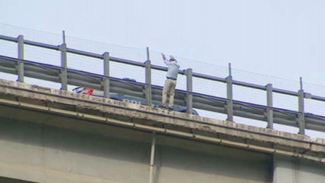 Ha lanciato dal viadotto della A14 la figlia della convivente, per poi uccidersi dopo 7 ore di trattative.