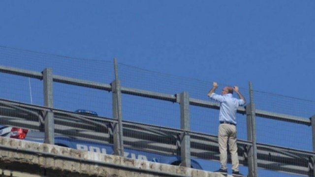 Lancia la figlia da un ponte e si suicida