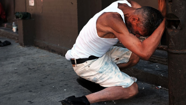 New York: ragazzi vagano per strada come zombie