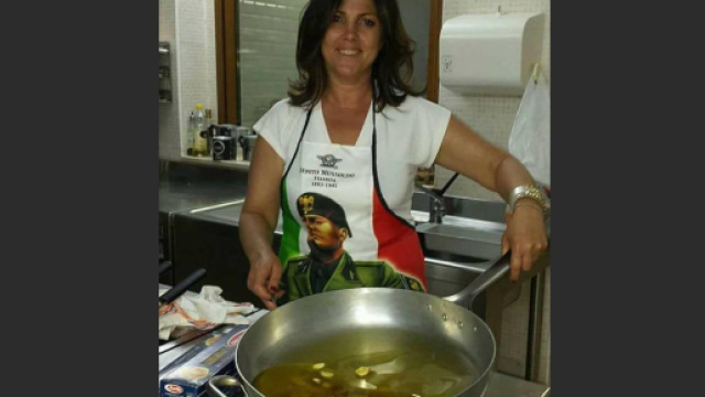 San Giovanni Rotondo, vicesindaca indossa grembiule ritraente Mussolini