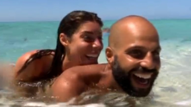 Isola bollente: Bianca Atzei e Jonathan fanno il bagno nudi