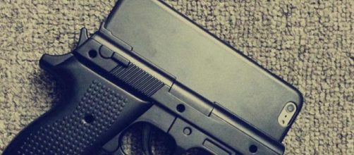 Un joven es detenido por llevar una funda de m&oacute;vil con forma de ... - lainformacion.com