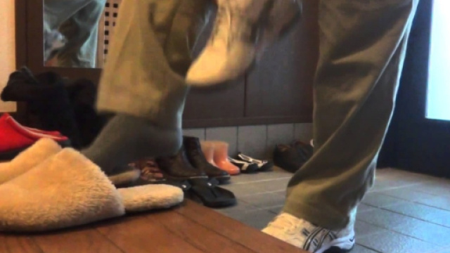 Come restare in forma? Togliersi le scarpe in casa
