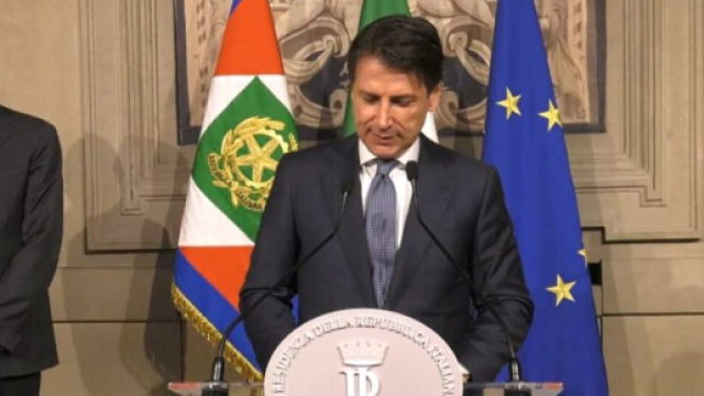 Giuseppe Conte riceve l'incarico di formare un nuovo governo, accettandolo con riserva