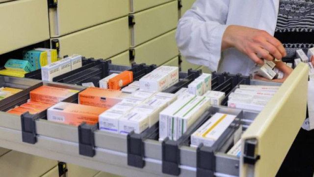 Gli scaffali di una farmacia italiana