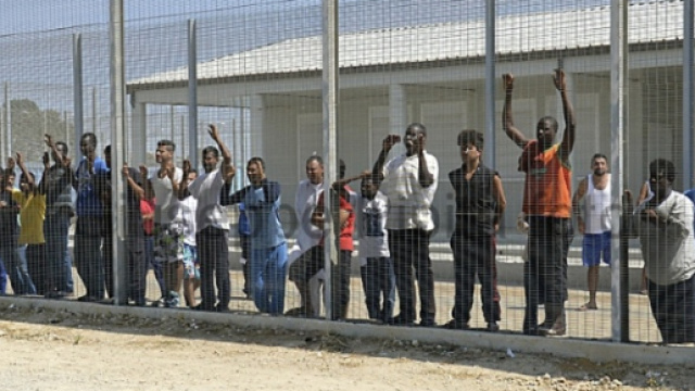 In alto, un centro d'accoglienza per profughi