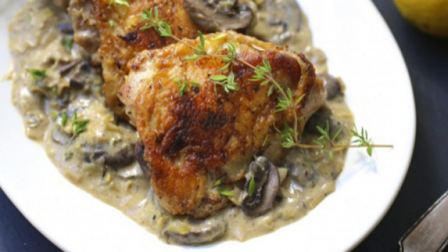 Petti di pollo al cartoccio con funghi, fegatini e prosciutto