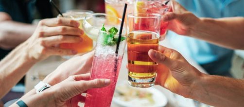 Todos sabemos que luego de una fiesta donde comimos y tomamos demasiado, se presenta un malestar general donde nos sentimos mal