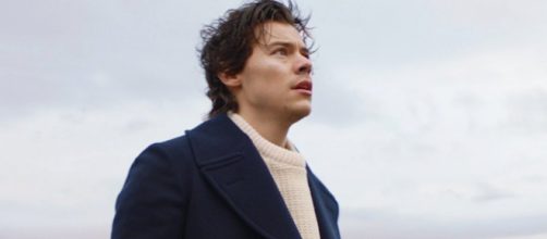 Harry Styles no clipe ''Sign of the Times''