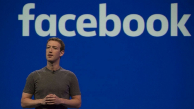 Emmanuel Macron re&ccedil;oit Mark Zuckerberg &agrave; l&rsquo;&Eacute;lys&eacute;e