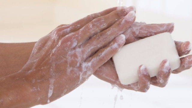 Troppa igiene fa male alla salute: la revisione del luminare britannico