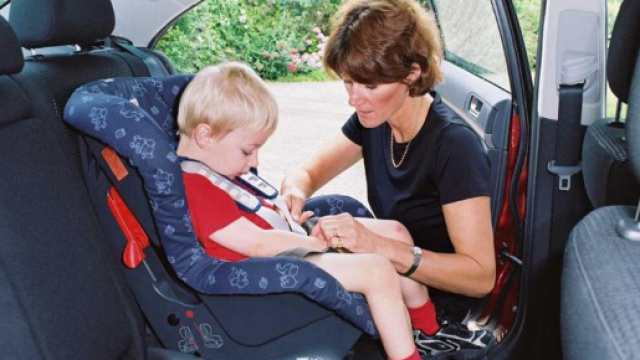 Un bambino all'interno di un'auto