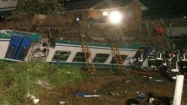 Caluso: i vagoni del treno deragliati dopo l'incidente.