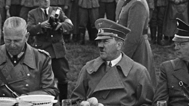 Fonte: https://www.express.co.uk/news/world/379614/I-was-Adolf-Hitler-s-food-taster
