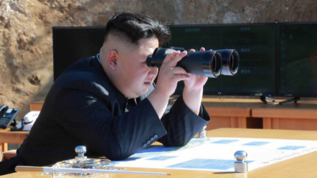 Kim Jong-un ha la vista lunga, anche senza binocolo