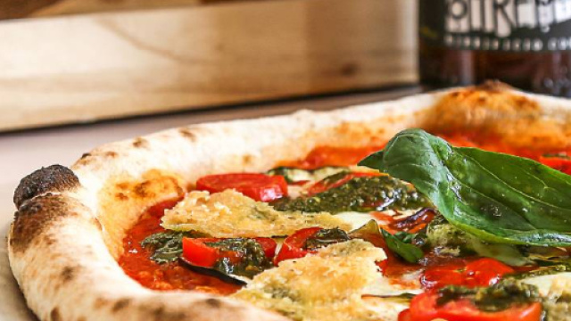 Pizza integrale con pomodori e squacquerone: la ricetta - oraviaggiando.it